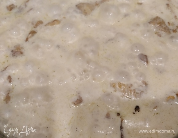 Берем бумагу для запекания, нарезаем на куски и кладем в центр филе, заворачиваем, как конфету, и сверху выливаем наш соус с лисичками.