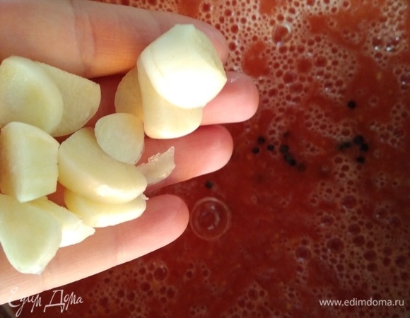 Всыпать в сок соль, сахар, перец горошком и нарезанный кусочками чеснок. Поставить на плиту. Как закипит, снять пенку и кипятить 15 минут.