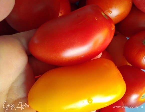 В это время взять помидорки помельче. Хорошо вымыть их и наколоть зубочисткой возле плодоножки.