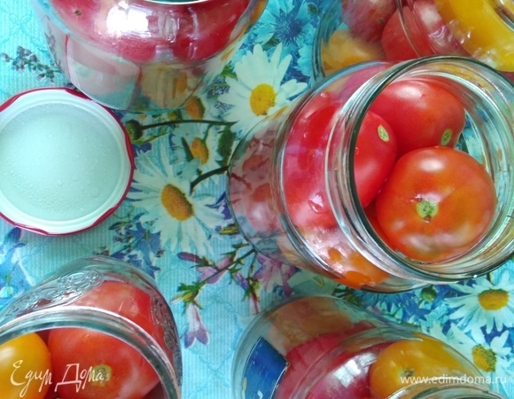 В чистые стерилизованные банки выложить помидоры поплотнее. Вскипятить чайник и залить кипятком помидоры. Накрыть, не закручивая крышками, и оставить на 15 минут. Воду слить, она не нужна.