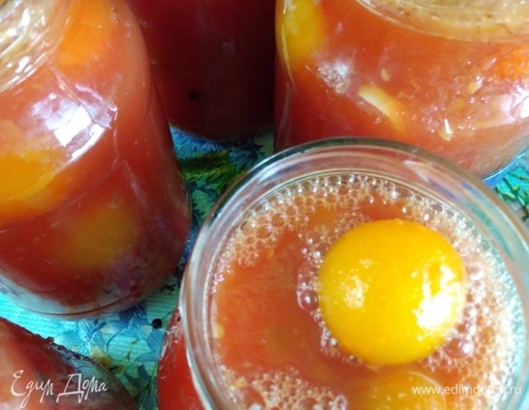 Залить помидоры кипящим соком до самого верха банки, закрутить крышками. Уксус я не добавляю, помидоры сами по себе являются отличным консервантом.