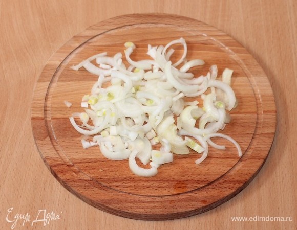 Подготовим овощи. Нарезаем репчатый лук полукольцами.