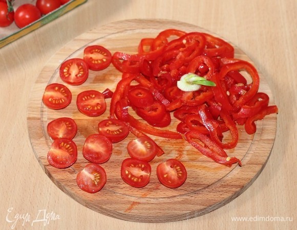 Сладкий перец очищаем от семечек и нарезаем тонкими полосками, помидорчики черри режем дольками.