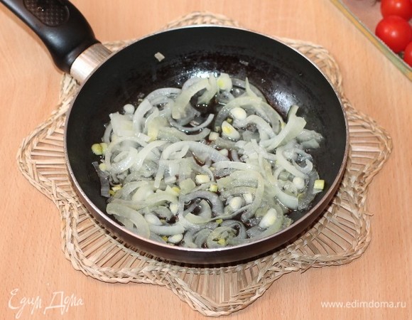 На остром чесночном масле обжариваем лук до прозрачности.