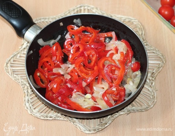 Добавляем полоски сладкого перца, обжариваем до мягкости.