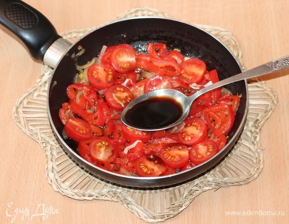Добавляем помидорчики черри, соевый соус, кунжутное масло, лимонный сок, мускатный орех и перемешиваем содержимое сковороды.