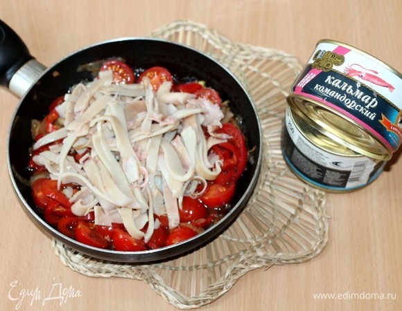 Затем кладем нарезанные соломкой кальмары, перемешиваем, убавляем огонь и тушим 1 минуту. Достаточно прогреть кальмары с овощами.