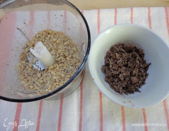Измельчить орехи и порубить шоколад.