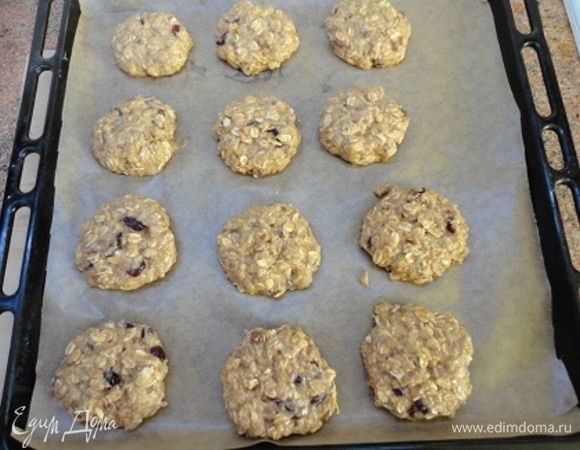 Смочите руки водой и сформируйте печенье. Выложите его на пекарскую бумагу.