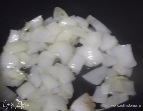 Лук нарезать крупными кусками. Обжарить на растительном масле до аромата и золотистого цвета.