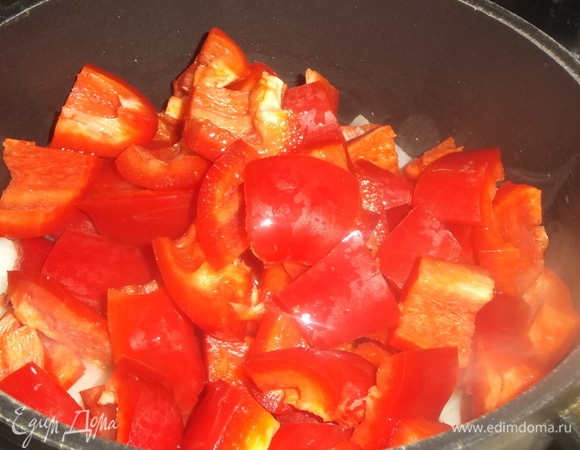 Добавить крупно нарезанный болгарский перец. Жарить на умеренном огне до золотистого цвета 15–20 минут, помешивая.
