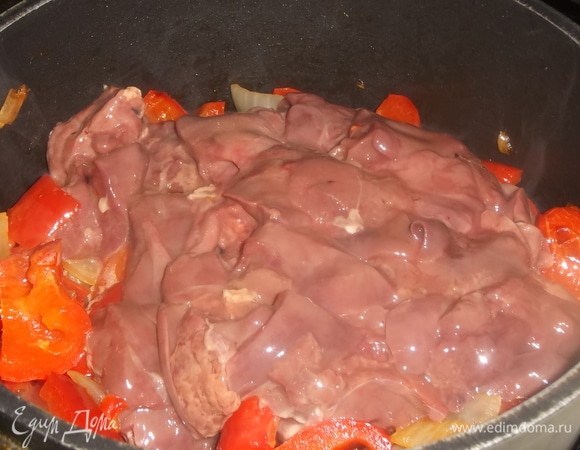 Добавить куриную печень, соль, перец. Помешивая, обжарить до изменения цвета печени.