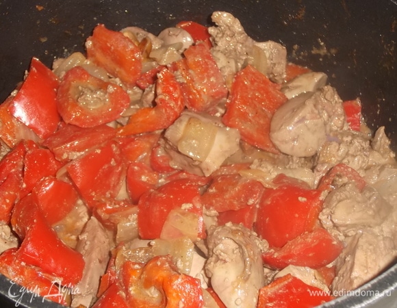 Влить красное вино. Потушить 5 минут, помешивая.