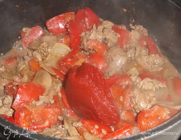 Добавить томатную пасту. Обжаривать 7–10 минут.
