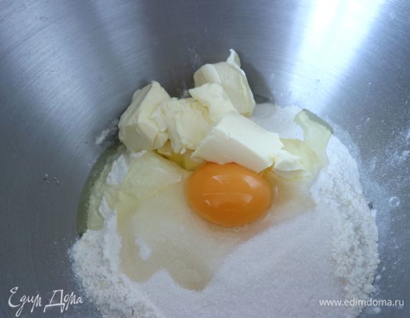 Затем добавить яйцо и холодное сливочное масло.