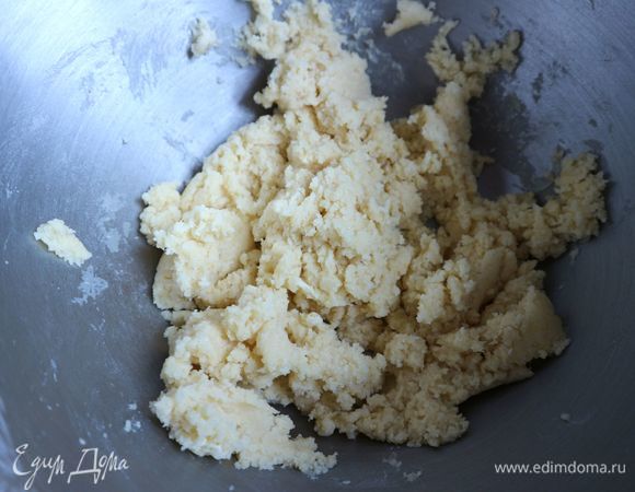 Все ингредиенты смешать в комбайне или с помощью миксера сначала на небольшой скорости, потом скорость немного увеличить, смешивать не долго, иначе при выпечке тесто станет грубым.