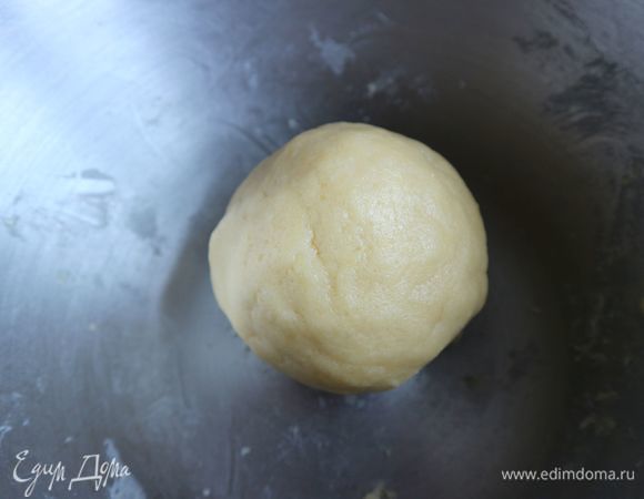 Скатать тесто в шар, завернуть в пищевую пленку и убрать в холодильник на 30–40 минут.