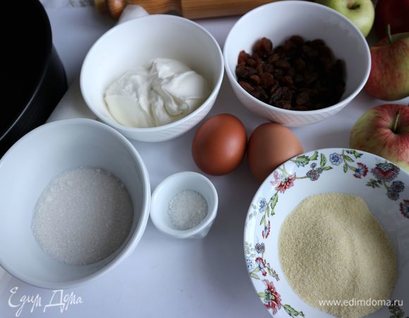 Приготовить все необходимое для начинки. Изюм замочить в коньяке.