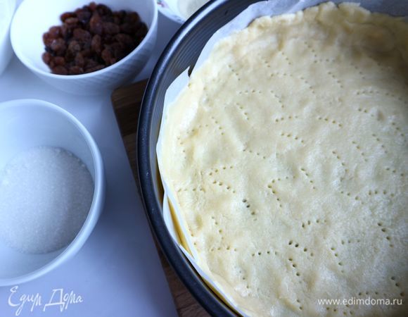 Наколоть вилкой донышко из теста. Отправить форму с тестом в холодильник на 15 минут. Духовку разогреть до 200°C. Форму с тестом поместить в духовку на 10–12 минут, вынуть форму с тестом из духовки.