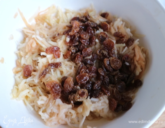 Приготовить начинку. Яблоки почистить, натереть на крупной терке, добавить слегка отжатый изюм (лишняя жидкость в начинке ни к чему). Делаем все быстро, чтобы яблоки меньше окислялись и не теряли цвет, в этот пирог лимонный сок не добавляется.