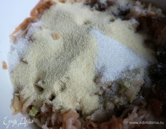 Затем добавить манную крупу, сахарный песок, ванильный сахар. Перемешать.