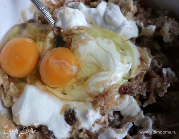 Очередь яиц и сметаны, добавляем их в начинку. Перемешать тщательно ложкой.