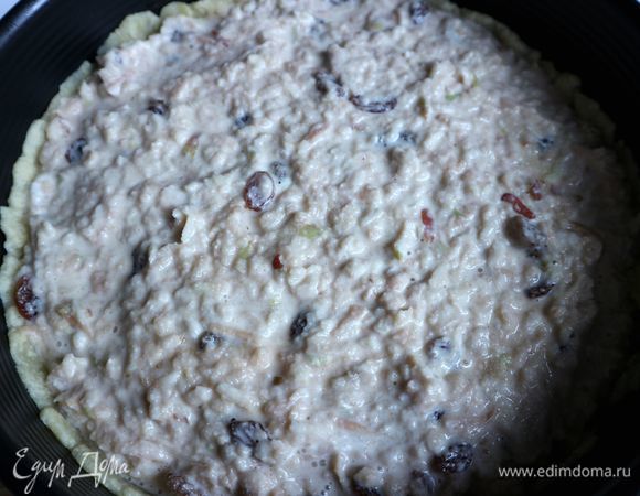 Поместить начинку на тесто, отправить в духовку (температуру снизить до 180°C) примерно на 1 час. Через 50–55 минут проверьте пирог.