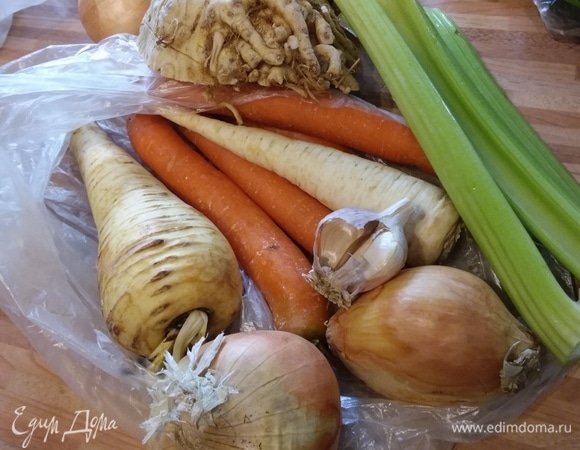 Овощи любые: лук, чеснок (по желанию), сельдерей корешковый, стебли сельдерея, морковь, петрушка, пастернак. Не используйте водянистые ингредиенты, такие как помидоры. Это сократило бы срок годности. Вы можете варьировать по вкусу и, например, попробовать азиатскую версию с имбирем, кориандром и лемонграссом.