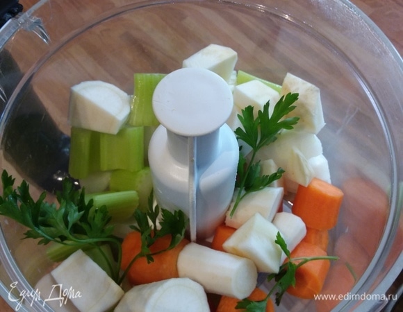 Овощи вымыть, при необходимости очистить и нарезать на кусочки.