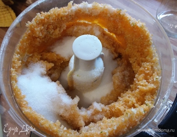 Добавить мелкую соль и снова хорошо перемешать. В оригинальном рецепте используется 80 г соли, что было для меня слишком соленым. Переложить в чистую стеклянную банку (я предварительно обдала банку и крышку кипятком), а, по желанию, часть пасты заморозить (у меня форма для льда).