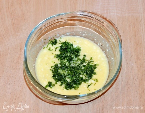 Рис отварить до готовности в подсоленной воде. Затем воду слить и добавить 1 ст. ложку сливочного масла, перемешать. Приготовим тесто. Растопленное сливочное масло растереть с сахаром (1 ст. л., б/г), солью (1 ч. л., б/г) и добавить мелко порубленный укроп.