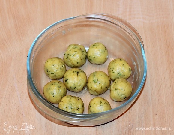 Делим тесто на 10 частей и скатываем в шарики. Накрываем миску с тестом пленкой и отправляем в холодильник.