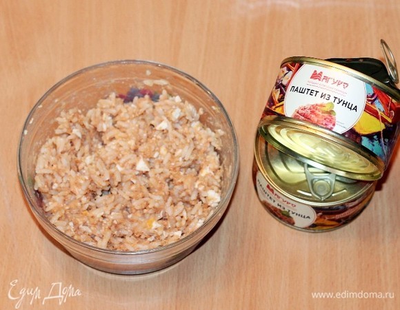 Приготовим начинку. К отваренному рису добавляем паштет из тунца ТМ «Магуро» (1/2 банки), натертое на крупной терке вареное яйцо и 1 маленький яичный белок, перемешиваем. Делим начинку на 10 частей. Сырой белок добавлен для того, чтобы сохранить целостность начинки при выпекании, скрепляет ее.