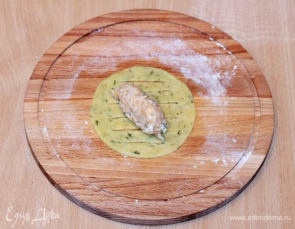 На лепешку кладем начинку.