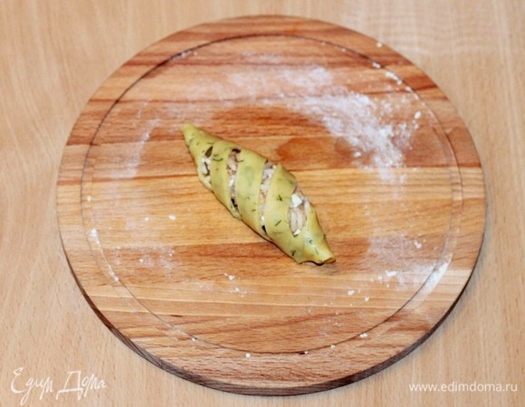 Формируем пирожок-ракушку.