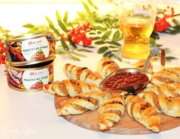 Затем смазываем пирожки желтком, взбитым с 1 ст. л. молока и 1 щепоткой сахара, и подрумяниваем еще 2–3 минуты в духовке. Можно посыпать пирожки после смазывания тертым сыром, кунжутом или тмином.