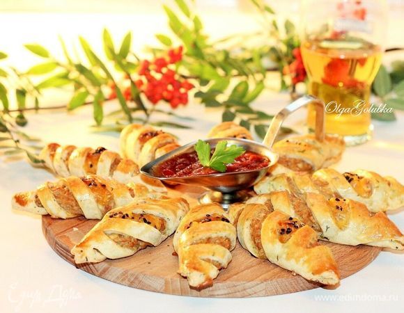 Пирожки готовы, смазываем сливочным маслом и подаем с кетчупом.