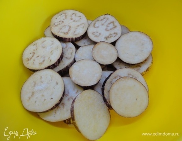 Баклажаны нарезать кружочками, выложить в миску и посолить. Оставить на 15 минут.