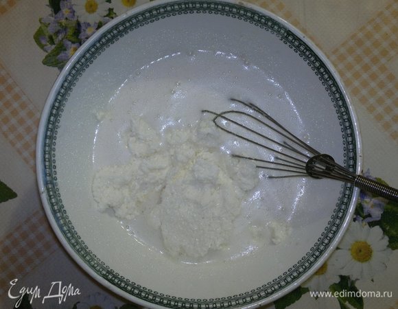 Добавить творог, перемешать. Если творог комочками, то предварительно протереть его через сито.