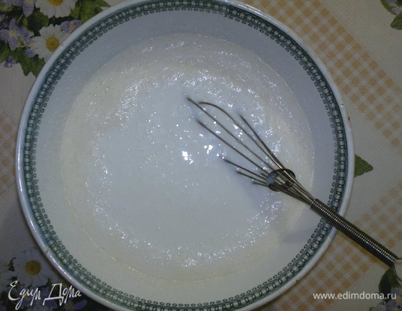 Добавить кефир с содой в миску с яично-сахарной массой, перемешать.