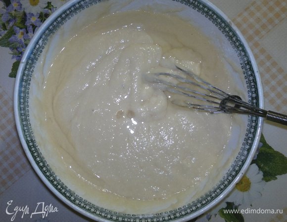 Добавить в тесто растительное масло, перемешать.