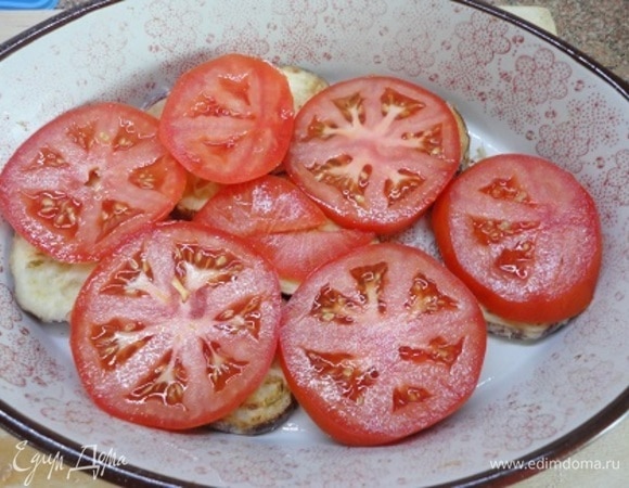 Сверху выложить нарезанные кружочками помидоры, посыпать орегано и перцем. Я не солила, поскольку брынза достаточно соленая.