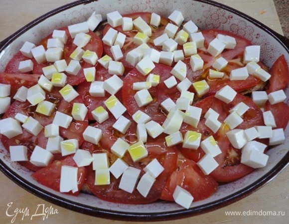 Оставшуюся брынзу нарезать кубиками и выложить на помидоры. Сбрызнуть оливковым маслом.