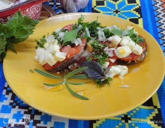 При подаче посыпать нарезанной кинзой и рубленым чесноком.