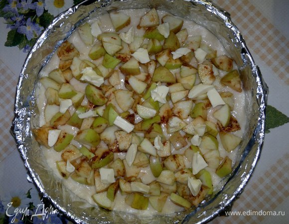 На тесто выложить яблочную начинку, на яблоки разложить небольшие кусочки сливочного масла.