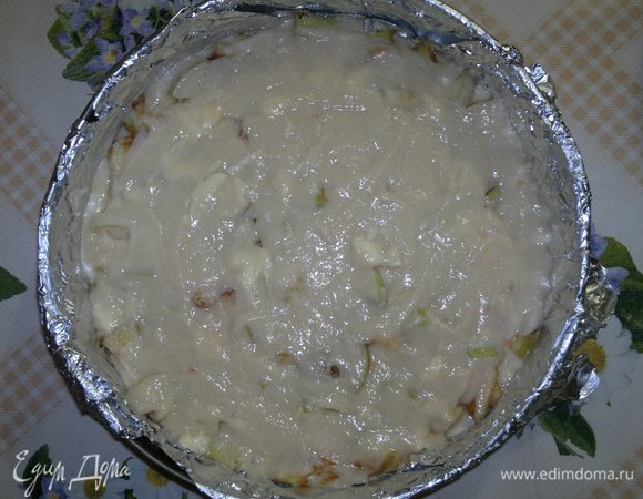 Сверху выложить оставшееся тесто, разровнять его силиконовой лопаткой. Поставить форму с пирогом в духовку, разогретую до 180ºС, на 35–40 мин. Готовность проверять деревянной палочкой. Она должна выходить сухой из середины пирога. При выпечке ориентируйтесь на свою духовку. Времени может потребоваться больше или меньше.