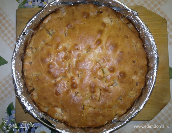 Форму с готовым пирогом достать из духовки.