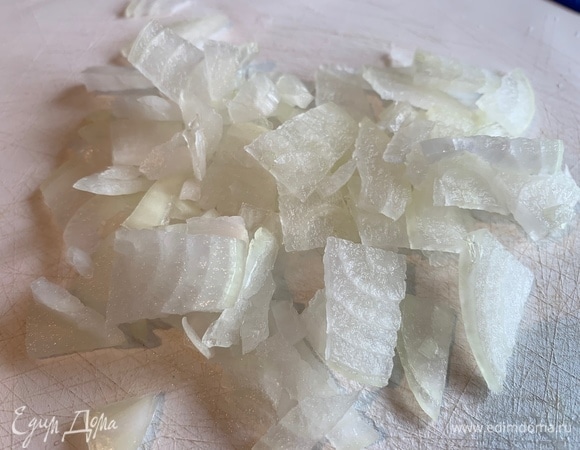 Вторую головку лука тонко нарежьте.