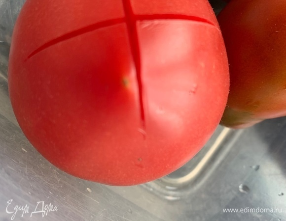 На помидорах сделайте надрез, залейте на пару минут кипятком, затем опустите в холодную воду, после чего легко снимите кожицу.