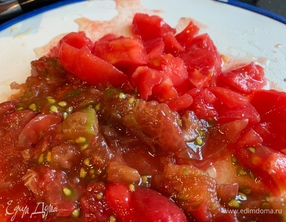 Помидоры нарежьте.